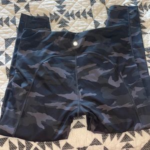 Athleta Ultimate Stash Pocket Camo 7/8 Tight